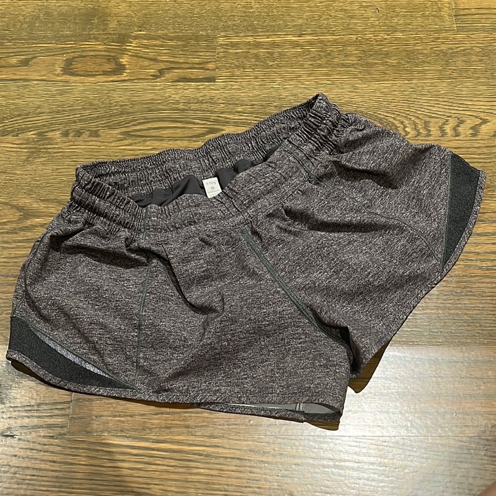 Lululemon hotty hot 2.5 inch shorts
